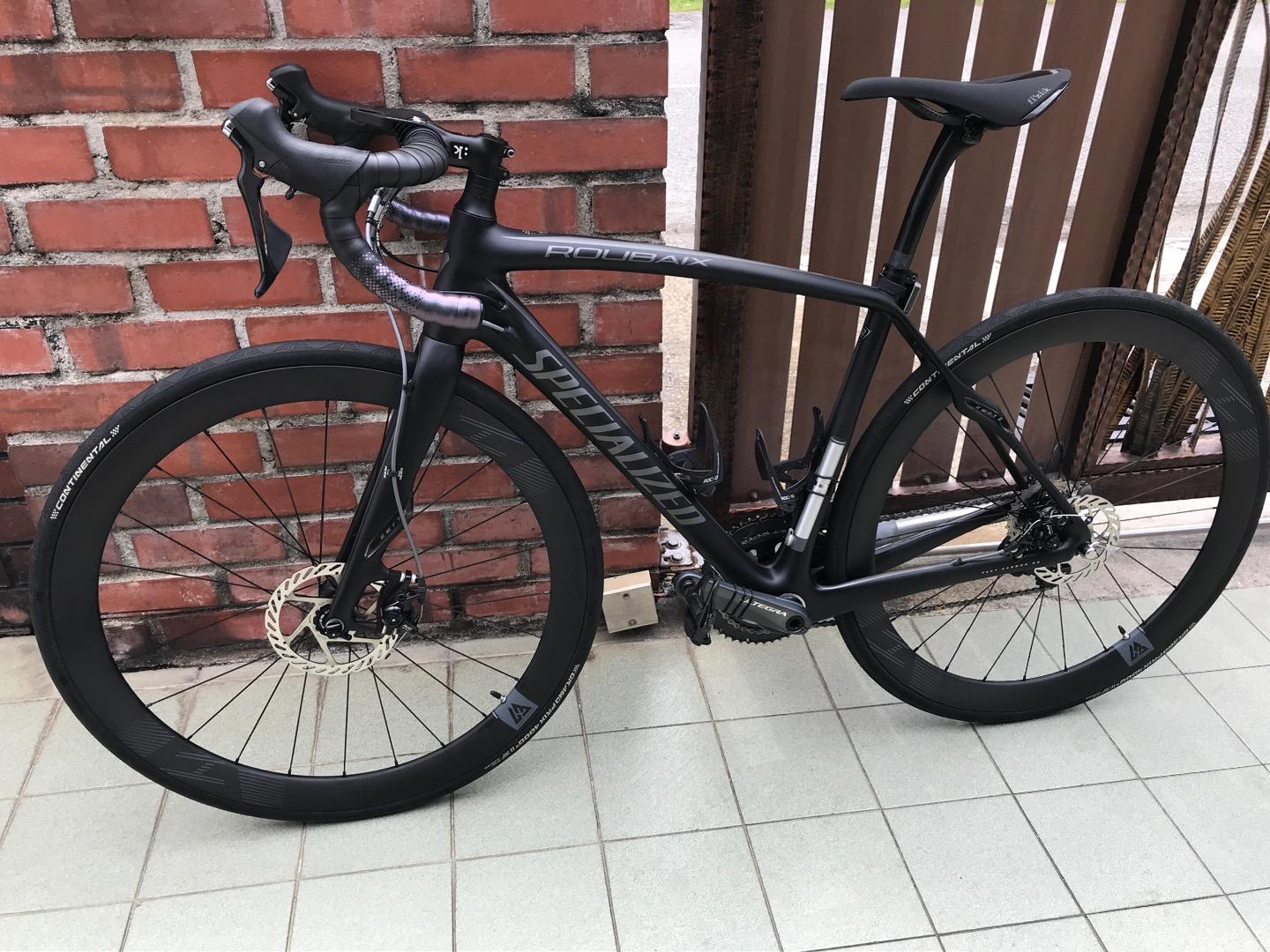 specialized black road bike