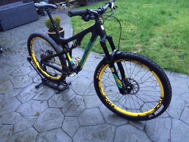 Super light 650b XC rims painted in yellow