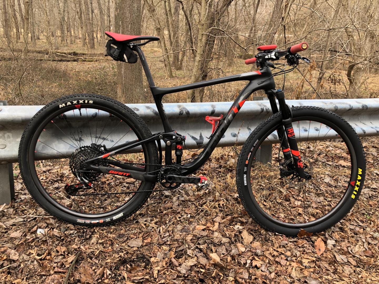 giant carbon fiber mountain bike
