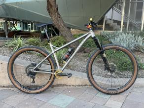 vassago-bike-on-light-bicycle-carbon-wheels-am930s