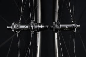 light-bicycle-ar25-disc-carbon-wheelset-laced-to-light-bicycle-pace-hubs