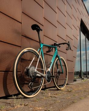 canyon-ultimate-on-custom-built-dt-swiss-180-exp-light-bicycle-ar375-disc-brake-carbon-wheels