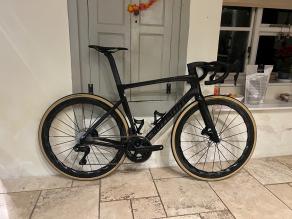 light-bicycle-turbo-50-disc-build-on-a-specialized-tarmac-