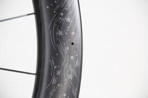 light-bicycle-wr50-disc-brake-ud-carbon-wheel-custom-laser-etching-graphics